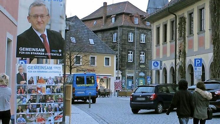 Hat den Verzicht auf sein Stadtratsmandat erklärt: Günter Dippold. Unser Bild zeigt sein Plakat am Wahltag vor dem Lichtenfelser Rathaus. Foto: Popp