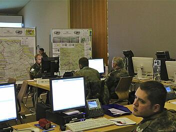 An den Rechnern und Karten der Kommandozentrale steuern Soldaten die Katastrophenhilfe. Foto: Gerd Schaar