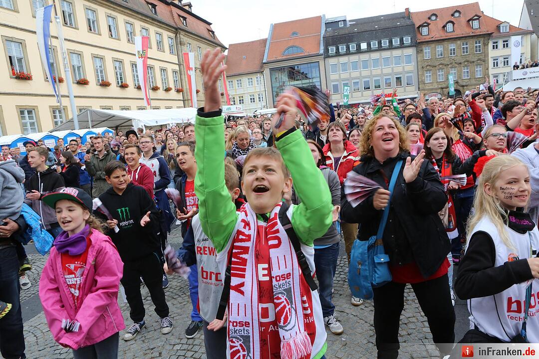 Fans des Spiela der Brose-Baskets am Maxplatz; Brose-Baskest sind Meister; Foto: Barbara Herbst