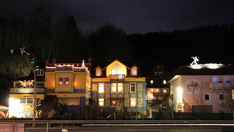 Abendstimmung am Felsenkeller: Die Bewohner haben ihre Häuser liebevoll dekoriert. Foto: Ulrike Müller