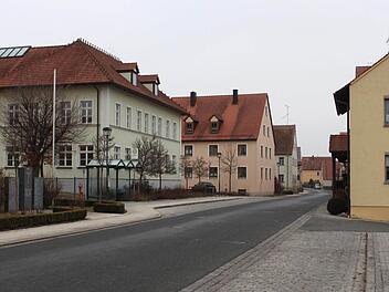 An der Ortsdurchfahrt von Sambach, einer Staatsstraße, liegt die Schule (links), in der vier Klassen von Erst- und Zweitklässler unterrichtet werden. An Schultagen soll künftig nur noch Tempo 30 gefahren werden.  Foto: Evi Seeger