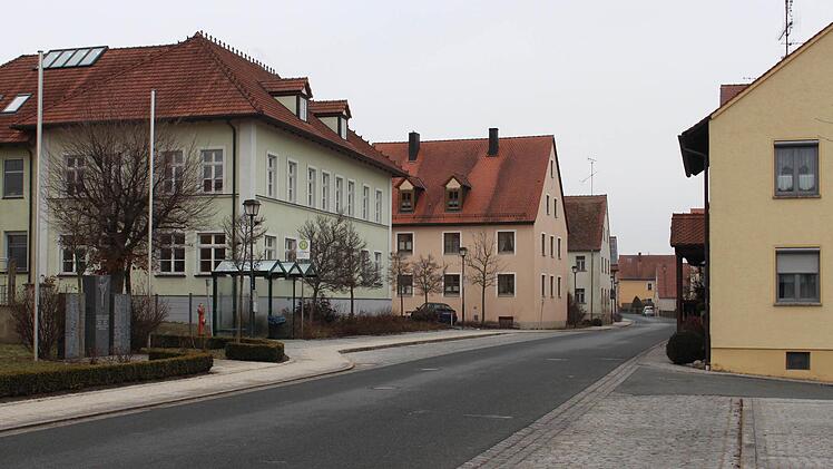 An der Ortsdurchfahrt von Sambach, einer Staatsstraße, liegt die Schule (links), in der vier Klassen von Erst- und Zweitklässler unterrichtet werden. An Schultagen soll künftig nur noch Tempo 30 gefahren werden.  Foto: Evi Seeger