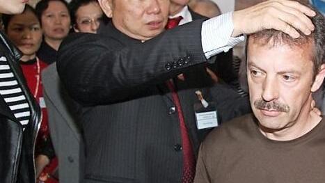 Jürgen Volk hatte erst vor wenigen Wochen einen Autounfall. Seitdem hat er Probleme mit der Halswirbelsäule und er leidet unter Tinnitus. Der chinesische Professor Chen Lin zeigte, wie Akupunktur nach der seltenen Zhuang-Methode helfen kann und setzte Nadeln. Foto: Sonny Adam