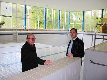 Im Bild oben sind (von links) Betriebsleiter Roland Bühner und Maik Schmeller vom Gebäudemanagement der Stadt Bad Kissingen. Foto: Ralf Ruppert