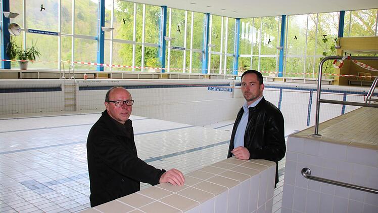 Im Bild oben sind (von links) Betriebsleiter Roland Bühner und Maik Schmeller vom Gebäudemanagement der Stadt Bad Kissingen. Foto: Ralf Ruppert