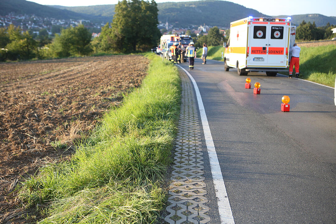 Unterleinleiter: Motorradfahrer kommt von Fahrbahn ab