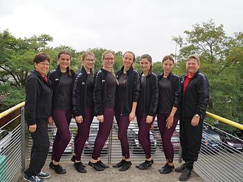 Die erfolgreichen Elite-Mannschaften des RSV Reuth freuen sich über die Qualifikation zur Deutschen Meisterschaft: (von links) Übungsleiterin Silvia Bittruf, Anne Voit, Annika Stumpf, Vanessa Schwarz, Veronika Lurz, Marie Fischer, Tina Katholing und  Vorsitzender  Thomas Bittruf.   Hofmann