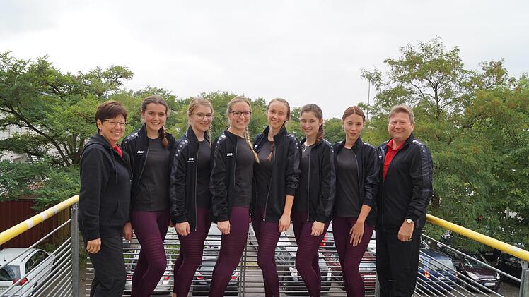 Die erfolgreichen Elite-Mannschaften des RSV Reuth freuen sich über die Qualifikation zur Deutschen Meisterschaft: (von links) Übungsleiterin Silvia Bittruf, Anne Voit, Annika Stumpf, Vanessa Schwarz, Veronika Lurz, Marie Fischer, Tina Katholing und  Vorsitzender  Thomas Bittruf.   Hofmann