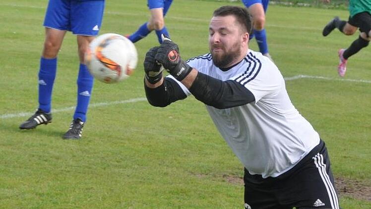 FC-Keeper Lukas König faustet das Geschoss von SV-Torjäger Raphael Porzelt (nicht im Bild) vorsichtshalber weg.