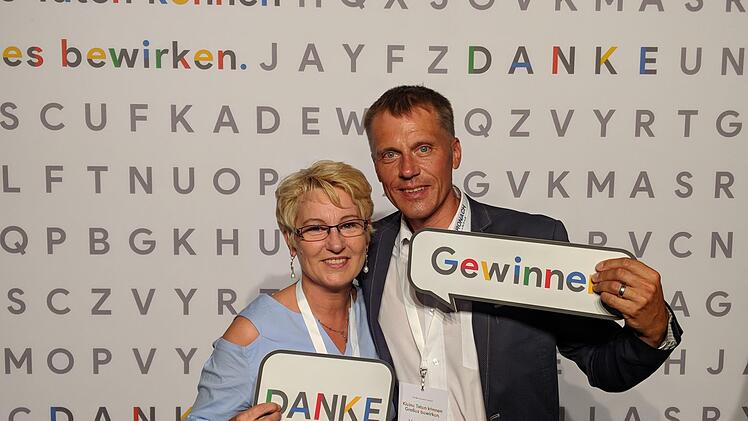 Künstlerische Leiterin Karin Siegemund und Projektleiter Markus   Stirn bei der Preisverleihung für ihr Projekt "Nachtaktiv""Kronach leuchtet"