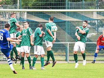 Der Ausgleichstreffer: Torwart Felix Schneider (rotes Trikot) hat den Ball zwar im Blick, dennoch landet der Ball des Rimparers Andreas Hetterich (Nummer 16) zum 1:1 im Sander Netz.  Ryan Evans