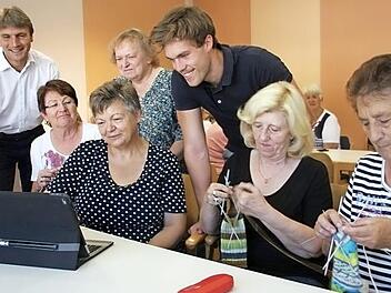 Sie befassen sich mit Wolle und Computer. Das Bild zeigt (v. l.) BRK-Kreisgeschäftsführer Roland Beierwaltes, Elisabeth Engelhardt, Hannelore Issing (hinten), Inge Brockmann, FSJ-ler Moritz Ströhlein, Maria Weber und Roswitha Kalb.  Foto: Veronika Schadeck