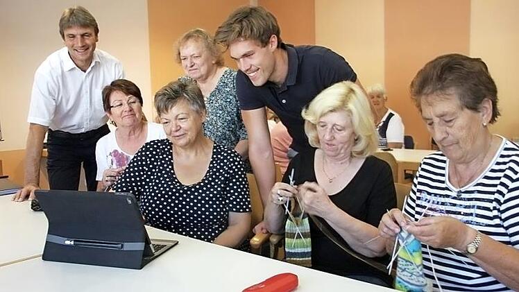 Sie befassen sich mit Wolle und Computer. Das Bild zeigt (v. l.) BRK-Kreisgeschäftsführer Roland Beierwaltes, Elisabeth Engelhardt, Hannelore Issing (hinten), Inge Brockmann, FSJ-ler Moritz Ströhlein, Maria Weber und Roswitha Kalb.  Foto: Veronika Schadeck
