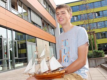 Noch ist es nur eine Segelschiff-Miniatur, die Christoph Dürr betrachtet, doch ab 14. Oktober wird das Leben auf einem Segelschiff für ihn zur Realität. Er wird am Projekt "Klassenzimmer unter Segeln" teilnehmen.  Foto: Heike Beudert