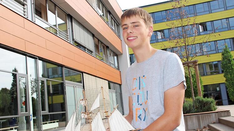 Noch ist es nur eine Segelschiff-Miniatur, die Christoph Dürr betrachtet, doch ab 14. Oktober wird das Leben auf einem Segelschiff für ihn zur Realität. Er wird am Projekt "Klassenzimmer unter Segeln" teilnehmen.  Foto: Heike Beudert