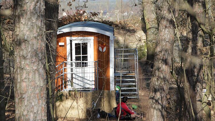 Seit Oktober ist der Waldkindergarten "Fuchsbau" in Adelsdorf offen.   Ein Rückzugsraum ist der große Bauwagen. Foto: Christian Bauriedel