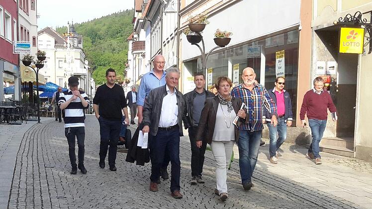 Ungestört konnten die Stadträte am Donnerstagabend durch die Ludwigstrasse laufen. Nachmittags aber sind in diesem Bereich trotz Verbots doch noch etliche Autos unerlaubt unterwegs. Foto: Rolf Pralle