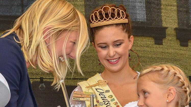 Für diesen Moment war Jule, die Gewinnerin des Korbmarkt-Malwettbewerbs, perfekt gestylt: mit geflochtener Frisur und Dirndl. Sie überreichte Claudia Koreck den Flechtknoten, den alle Schirmherren erhalten.