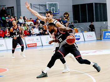 Bryce Taylor, hier bewacht von Nymburks Jaromir Bohacik, ist einer von nur vier Bambergern, die im vergangenen Jahr beim 84:78-Erfolg in Prag dabei waren. Foto: Daniel Löb