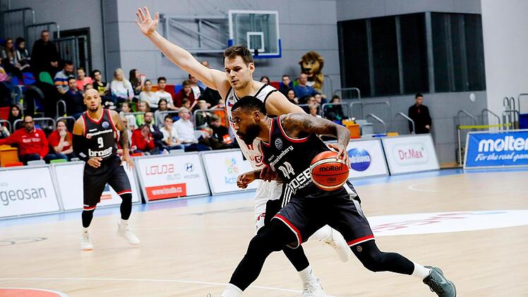 Bryce Taylor, hier bewacht von Nymburks Jaromir Bohacik, ist einer von nur vier Bambergern, die im vergangenen Jahr beim 84:78-Erfolg in Prag dabei waren. Foto: Daniel Löb