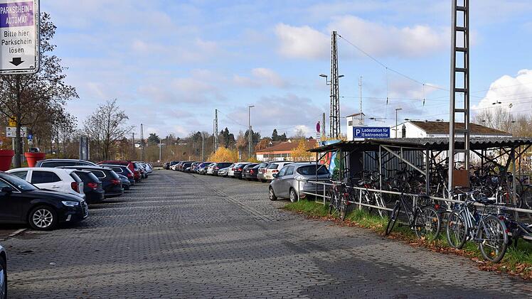 Der Parkplatz westlich des Bahnhofs in Haßfurt soll vollkommen neu gestaltet werden.