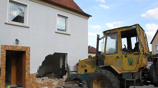 In Untersteinach prallte eine Forstmaschine gegen ein Mehrfamilienhaus und riss ein Loch in die Hauswand.