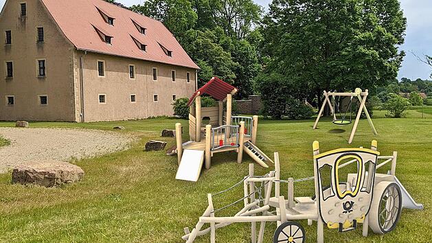 In unserer Fotomontage haben wir versucht uns vorzustellen, wie sich die Spielger&auml;te auf der Wiese machen. Die drei Ger&auml;te sind nur ein Teil von dem, was kommen soll.