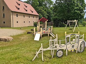 In unserer Fotomontage haben wir versucht uns vorzustellen, wie sich die Spielgeräte auf der Wiese machen. Die drei Geräte sind nur ein Teil von dem, was kommen soll.