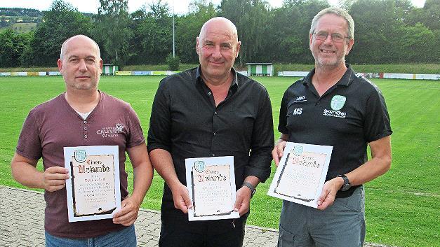 Die goldene und die silberne Vereins-Ehrennadel nahmen (von links) Mattias Lell, Rüdiger Fehr und Martin Stapper für 40- und 25-jährige Mitgliedschaft entgegen.