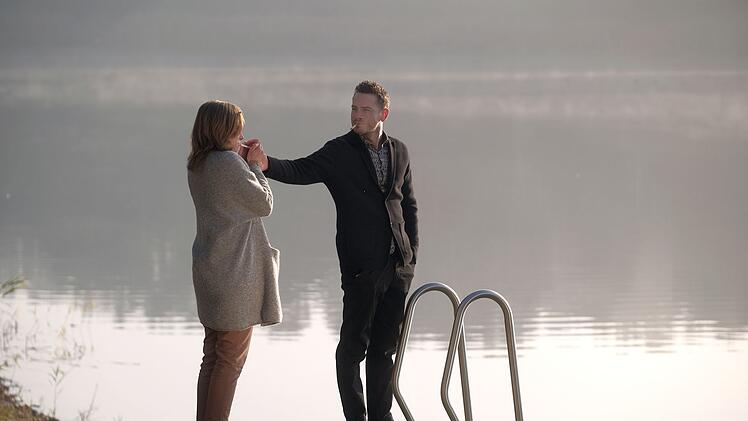 Aussprache am Steg? Philipp (Louis Nitsche) und Johanna (Karin Hanczewski) handeln nach dem Motto: Bei einer Zigarette redet es sich besser!