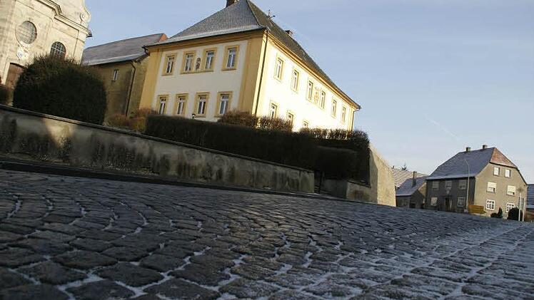 Das Pflaster in der Prölsdorfer Ortsdurchfahrt wird bald der Vergangenheit angehören. Ab April wird die Staatsstraße ausgebaut, im Rahmen der Dorferneuerung werden Gehwege und Platzbereiche neu gestaltet. Foto: sw