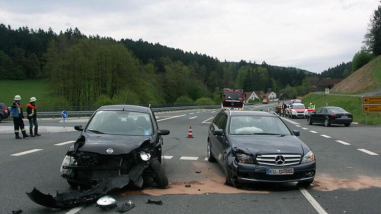 Schon wieder hat's bei der Holzmühle gekracht: Eine schwer verletzte Frau, zwei Leichtverletzte und 23 000 Euro Sachschaden sind die Bilanz eines Unfalls am 5. Mai 2012. Wieder ist Unaufmerksamkeit die Unfallursache gewesen: Ein 57-jähriger Kulmbacher biegt mit seinem Nissan von der untergeordneten Kreisstraße KU 9 auf die B 85 ein und rammt einen Mercedes. Foto: Archiv/Christian Holhut