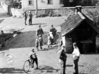 Diese historische Aufnahme zeigt einen ehemalige Gemeinde-Backofen von Hassenbach. Die Tradition des gemeinschaftlichen Backens ist dort bis heute erhalten. Wer mehr erfahren will, kann nächstes Wochenende an einem Backkurs teilnehmen. Fotos: Straub