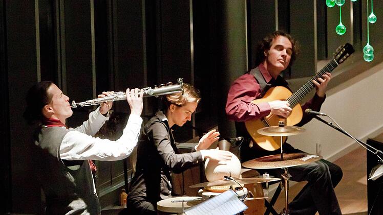 "Ensemble Nu:n": Gert Anklam (Saxofon), Nora Thiele (Perkussion) und Falk Zenker (Gitarre) eröffneten die Reihe "Jazz im Museum". Foto: Jochen Berger