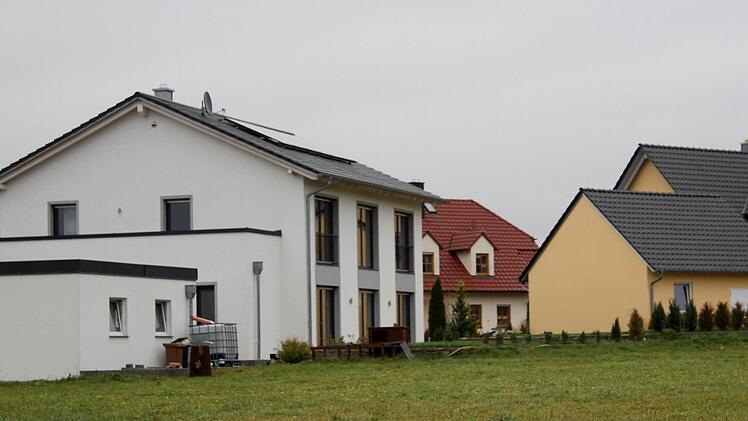 Blick in die Siedlung "an der Leite", wo schon ähnliche Häuser stehen, die nur mit Befreiungen von den Festsetzungen des Bebauungsplanes möglich waren. Foto: Günther Geiling