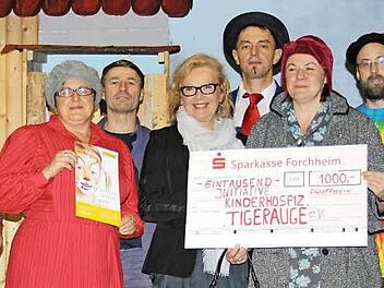 Die Laiendarsteller spendeten 1000 Euro an ein Erlanger Kinderhospiz. Foto: privat