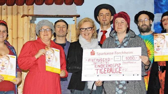 Die Laiendarsteller spendeten 1000 Euro an ein Erlanger Kinderhospiz. Foto: privat