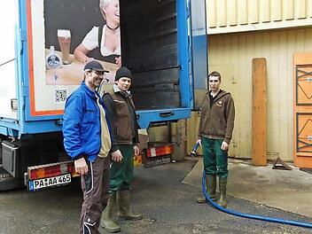 Josef Bachhuber, Fahrer der Aldersbacher Brauerei, Braumeister Martin Pelikan von der Weißenoher Klosterbrauerei und Brauerei-Juniorchef Vincent Winkler (von links) vor dem Lkw, der das Weißenoher Wasser nach Aldersbach brachte. Foto: Petra Malbrich