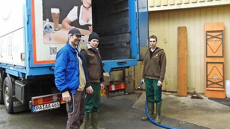 Josef Bachhuber, Fahrer der Aldersbacher Brauerei, Braumeister Martin Pelikan von der Weißenoher Klosterbrauerei und Brauerei-Juniorchef Vincent Winkler (von links) vor dem Lkw, der das Weißenoher Wasser nach Aldersbach brachte. Foto: Petra Malbrich