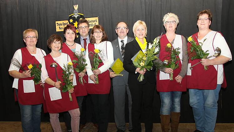 Barbara Arnold (Siebte von links) wurde zur TSVlerin des Jahres im TSV Scherneck und Harald Schneider (Sechster von links) zum TSVler des Jahres ernannt. Zum Team des Jahres wurde das Küchenteam des TSV ernannt: von links: Irene Kleiber, Doris Koch, Manuela Siegel, Bürgermeister Rolf Rosenbauer, Sabine Bätz, Harald Schneider, Barbara Arnold, Carolin Eckardt, Heike Schneider. Foto: Michael Stelzner