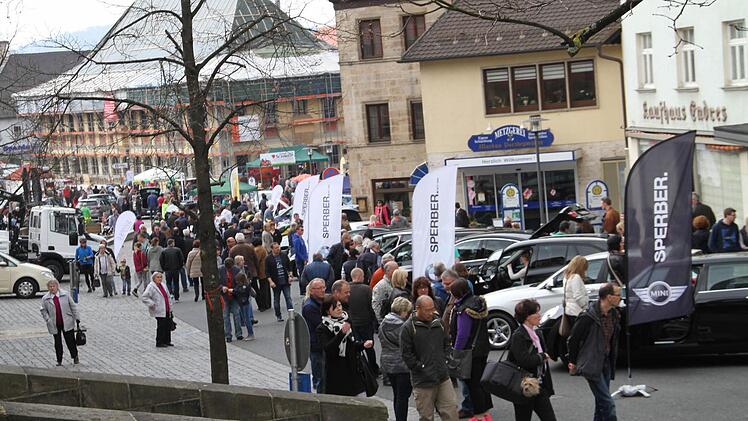 Besucher und Fahrzeuge drängten sich gestern dicht an dicht in der Lichtenfelser Innenstadt. Foto: Gerda Völk