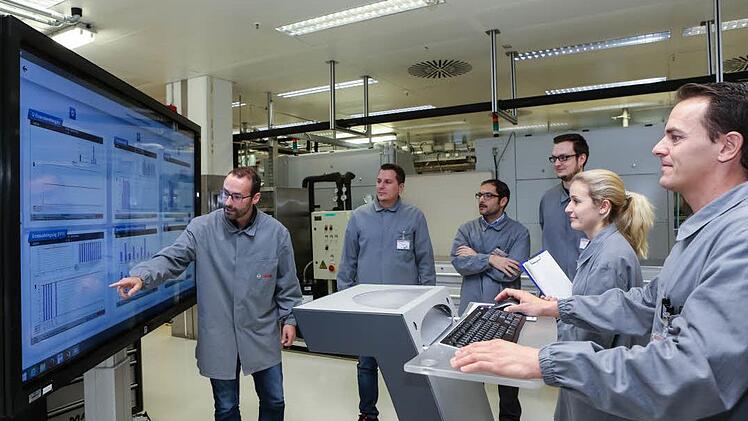 Das Werkstatt-Team des Hochdruck-Einspritzventil 6 bei einer Besprechung im Werk 3 an der Von-Ketteler-Straße in Bamberg: die Digitalisierung schreitet bei Bosch voran. Foto: Barbara Herbst