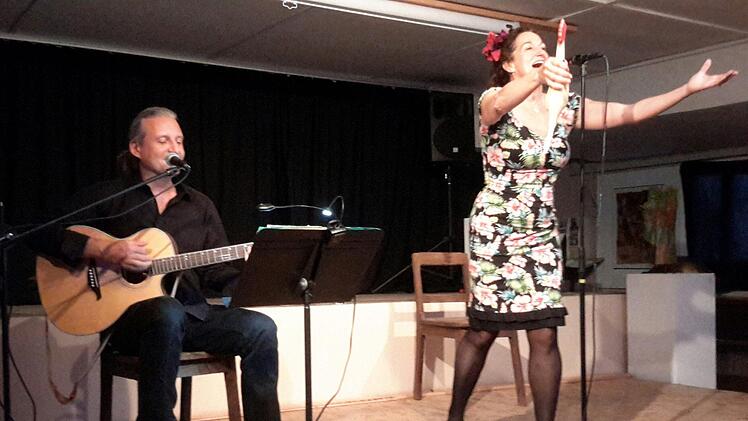 Birgit Süß bei ihrem Auftritt in der Galerie "Form + Farbe".  Foto: Rolf Pralle