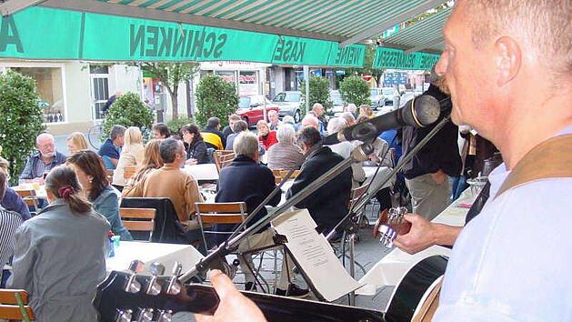Zum ersten Mal seit 2004 muss das Br&uuml;ckenfest wegen der schlechten Wetterprognose ins Wasser fallen.  Foto: Barbara Herbst
