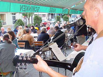 Zum ersten Mal seit 2004 muss das Brückenfest wegen der schlechten Wetterprognose ins Wasser fallen.  Foto: Barbara Herbst