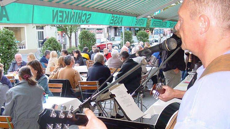 Zum ersten Mal seit 2004 muss das Brückenfest wegen der schlechten Wetterprognose ins Wasser fallen.  Foto: Barbara Herbst