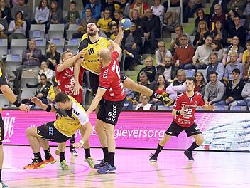Spieler des HSC 2000 Coburg in Aktion (gegen den ASV Hamm-Westfalen) - wirtschaftlich gesehen bewegt sich der Verein wieder in ruhigeren Zonen, sportlich gibt es noch einiges aufzuarbeiten. Foto: Timo Geldner