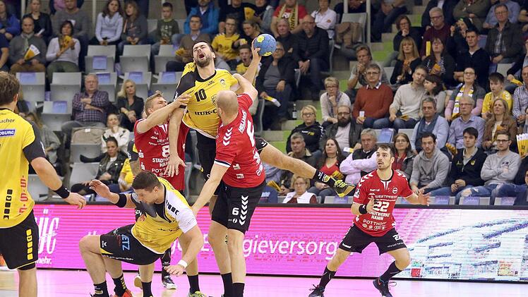 Spieler des HSC 2000 Coburg in Aktion (gegen den ASV Hamm-Westfalen) - wirtschaftlich gesehen bewegt sich der Verein wieder in ruhigeren Zonen, sportlich gibt es noch einiges aufzuarbeiten. Foto: Timo Geldner