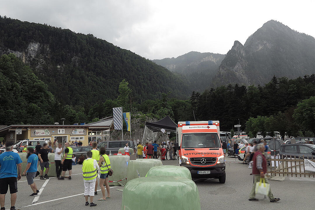 Rennwagen verliert Kontrolle und rast in Zuschauer – mindestens sieben Verletzte in Oberbayern