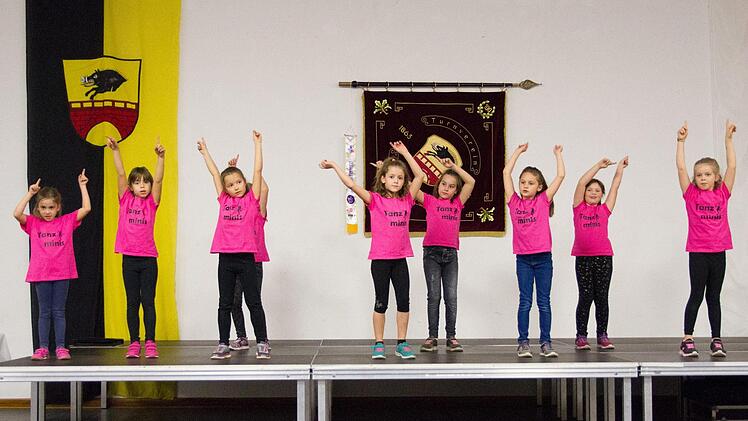 Die Tanz-"Minis" bei ihrem AuftrittJule Müller